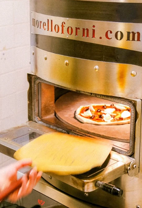 Pizza enfournée dans le four