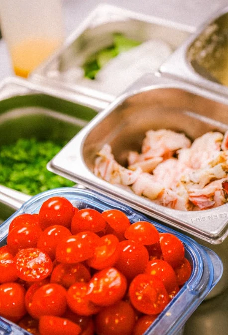 Mise en place : tomates cerises et crevettes