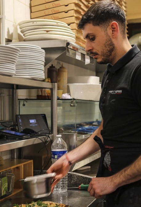 Préparation des pizzas en cuisine